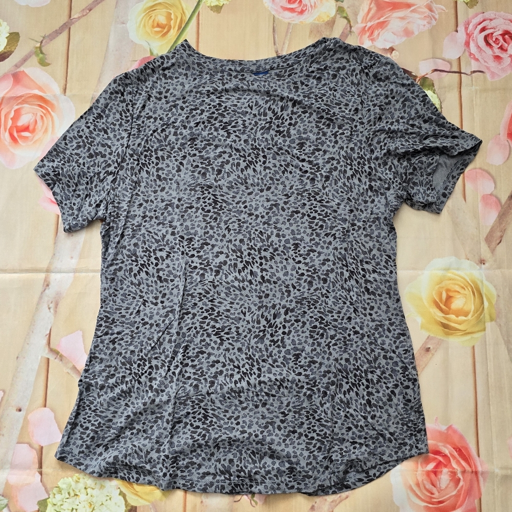 Old Navy black leopard print tshirt